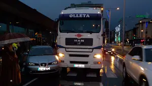 Un camión y un coche chocan en la estación de autobuses de Pamplona y causan grandes retenciones