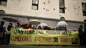 Las protestas de los trabajadoras de comedores escolares de Navarra por los "despidos y recortes"
