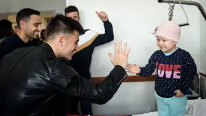 Las mejores sonrisas y regalos de los rojillos para los niños hospitalizados en el CHN