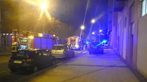 Un incendio en Pamplona obliga a desalojar un edificio y deja herido a un policía