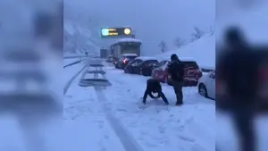 Un pamplonés denuncia el colapso de la A-15 por la nieve: "Nos han parado en seco durante cuatro horas"