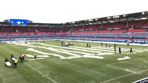 Los empleados de Osasuna retiran la nieve que cubre el estadio de El Sadar para jugar a las 12