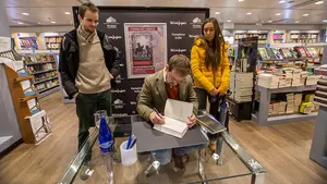 Javier Sierra firma a sus fans pamploneses el último libro que le ha valido el Premio Planeta 2017