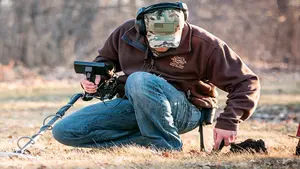 Paseaba con un detector de metales y encuentra un zulo de ETA con detonadores y explosivos