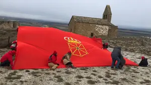 La respuesta foral a la consejera vasca: una gran bandera en Rada para remarcar el pasado histórico de Navarra