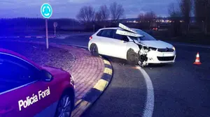 Lunes 'con prisa': se lleva por delante una señal colocada en una rotonda de Castejón 