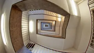 Huida dentro de un portal de Pamplona: escapan de la Policía en una carrera hasta un 7º piso 