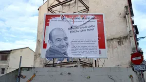 Aparece un gran cartel de apoyo a un preso de ETA en un solar público del Casco Antiguo de Pamplona