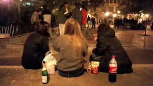 Fiesta excesiva: hallan a tres menores de 14 años tiradas y en coma etílico en una calle de Pamplona