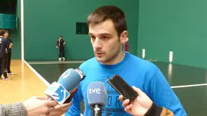 Protesta de los pelotaris de Aspe: pagarán a escote la sanción de la empresa a su compañero Merino