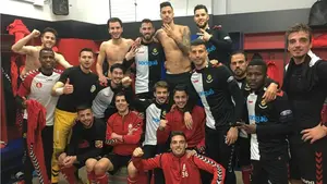 La plantilla del Nástic celebra su victoria con un selfi en el vestuario del estadio de El Sadar