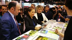 Barkos, de visita en FITUR, apuesta por los cuatro Caminos de Santiago que atraviesan Navarra