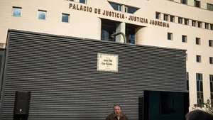 La plaza del Palacio de Justicia de Pamplona estrena placa recordando al juez Luis Elío