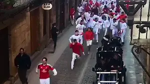 Un mozo herido en el rodaje del encierro de San Fermín para la película 'Perdiendo el este'