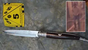 Atraco en la Plaza del Castillo: detenido un encapuchado con un gran cuchillo tras robar en un comercio