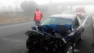 Aparatoso accidente en Tudela por la densa niebla: una conductora y una menor de edad resultan heridas