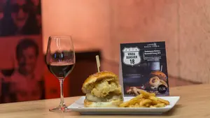 ¿Quién dijo que el vino y la hamburguesa no casan? Pamplona lo demuestra con una sabrosa ruta