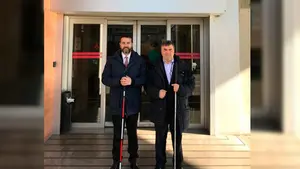 La Once aprueba en Navarra el bastón blanco y rojo para reconocer a personas sordociegas