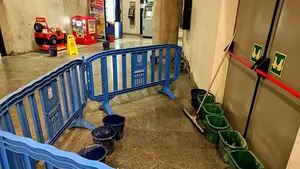 Las goteras siguen dando la 'bienvenida' a los turistas que acceden a Pamplona por la estación de autobuses