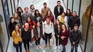 La UPNA, una torre de Babel: 30 estudiantes navarros acogen a un centenar de erasmus recién llegados