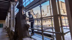 Un 'lifting' histórico: el claustro de la Catedral de Pamplona recupera la fuerza de la piedra sana