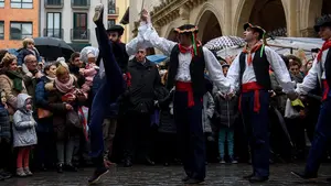De bailes y dulces va la cosa: así se ha vivido la mañana de San Blas en el Casco Antiguo pamplonés