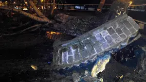 Dos heridos tras la caída de un árbol de varias toneladas en Pamplona: las imágenes del impacto