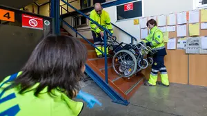 Una escala móvil, la apuesta de DYA Navarra para ayudar a personas con movilidad reducida a salir a la calle