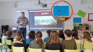 Una ikurriña junto a la pizarra en la clase de Asirón a niños de 10 años del modelo D de Pamplona