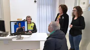 La Polic&iacute;a Municipal de Pamplona instala un sistema para atender con signos a personas sordas