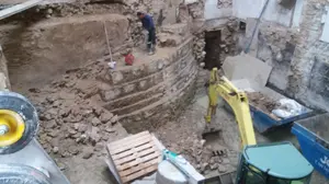 Ordenan la suspensión inmediata de las obras de la Plaza del Castillo en las que han aparecido restos medievales