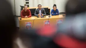 La frenética visita de Alberto Garzón (IU) a Pamplona: de la UPNA al Colegio de Médicos