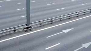 La falta de marcas viales en varias carreteras de Tudela pone en riesgo la seguridad de coches y peatones