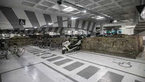 Estaba armado y drogado: detienen a un joven de 30 años en el interior del aparcamiento de la Plaza del Castillo