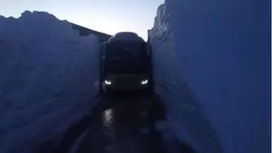 Angustioso pasadizo: un autobús se ve 'atrapado' por la nieve a su paso por un puerto de montaña