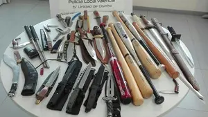 Atienden a un hombre que no recordaba dónde vivía y descubren todo un arsenal de armas en su casa