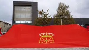 Un nuevo banderazo defiende los símbolos de Navarra frente al Ayuntamiento de Berriozar