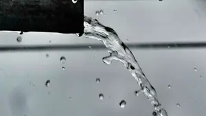 La rotura de una tubería 'inunda' la Rochapea y corta el suministro a 20 portales