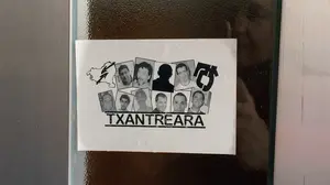 Una pegatina de un asesino etarra a la entrada de un edificio de Pamplona: denuncian otro homenaje a ETA