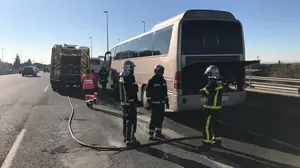 Incendio en un autobús escolar en pleno viaje al colegio: 46 niños han sido desalojados en la autovía