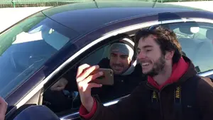 El pit-stop de Alonso en Los Arcos para reunirse con sus seguidores: "Eres más majo que las pesetas"