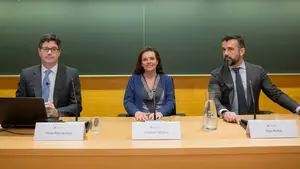 Todo lo que un inversor debería saber: CaixaBank aconseja a un centenar de clientes en Pamplona