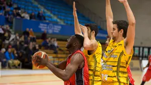 El Basket Navarra no defiende su casa y es arrollado por el Cambados en la Upna