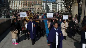 La cruz de Lampedusa lleva por las calles de Pamplona su mensaje m&aacute;s solidario