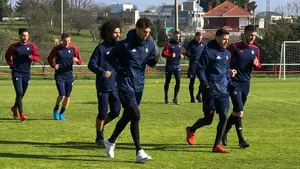 Los jugadores de Osasuna se entrenan en Mareo después de la gravísima derrota sufrida en Gijón