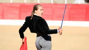 Así fue la cogida a la novillera Rocío Romero en un festival taurino benéfico de Valladolid