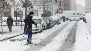 La cara más amable de la nieve: las calles de Pamplona se convierten en improvisadas pistas de esquí