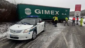 Vuelcos, patinazos y un camión en dirección contraria en plena autovía: accidentado día en Navarra