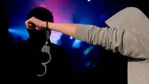 'Amigos nocturnos de lo ajeno': identifican a dos personas por robar carteras y móviles en bares de Labrit