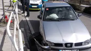 Una distracción al volante termina con un coche 'estampado' contra una barandilla en la avenida de Aróstegui